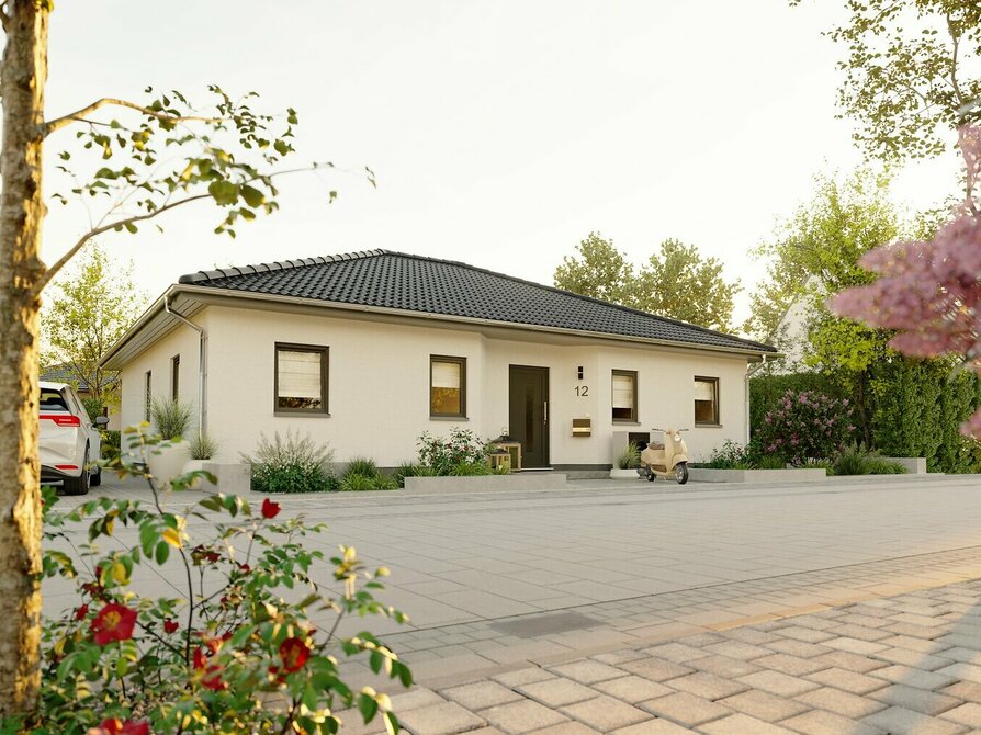 Winkelbungalow 108 – elegante Straßenansicht mit barrierearmem Zugang Winkelbungalow 108 mit hellem Fassadenputz, anthrazitfarbenem Walmdach und barrierearmem Hauseingang in gepflegtem Wohnumfeld.