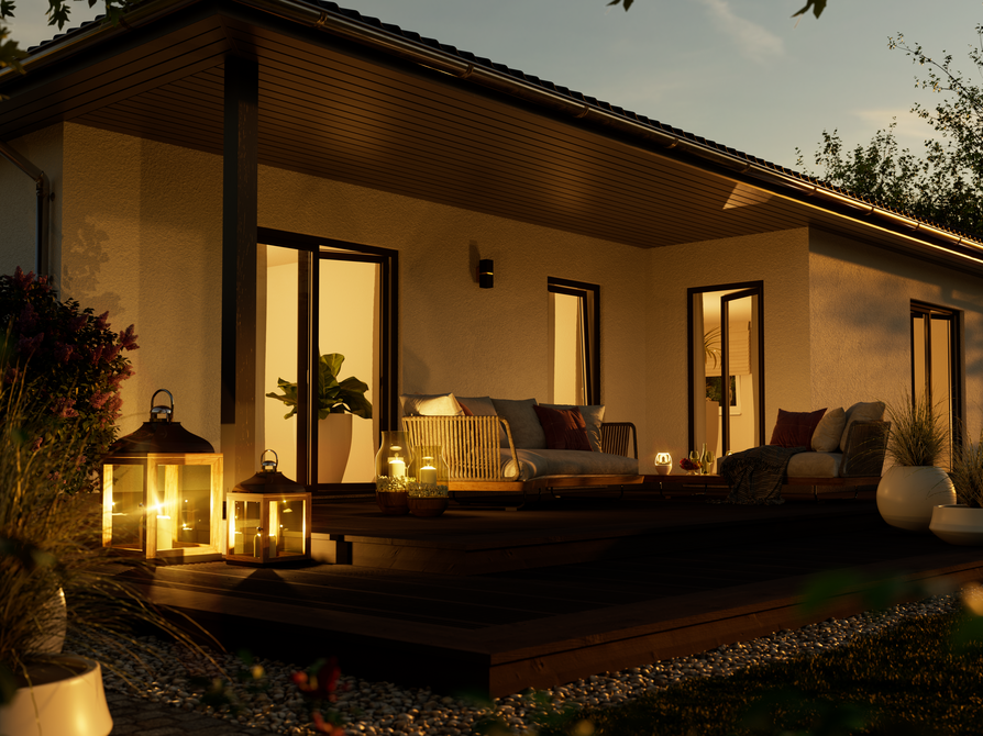 Terrassendetail des Winkelbungalow 108 – Lichtakzente am Abend Nahaufnahme der Holzterrasse des Winkelbungalow 108 bei Dämmerung mit stilvoller Möblierung und sanfter Gartenbeleuchtung.