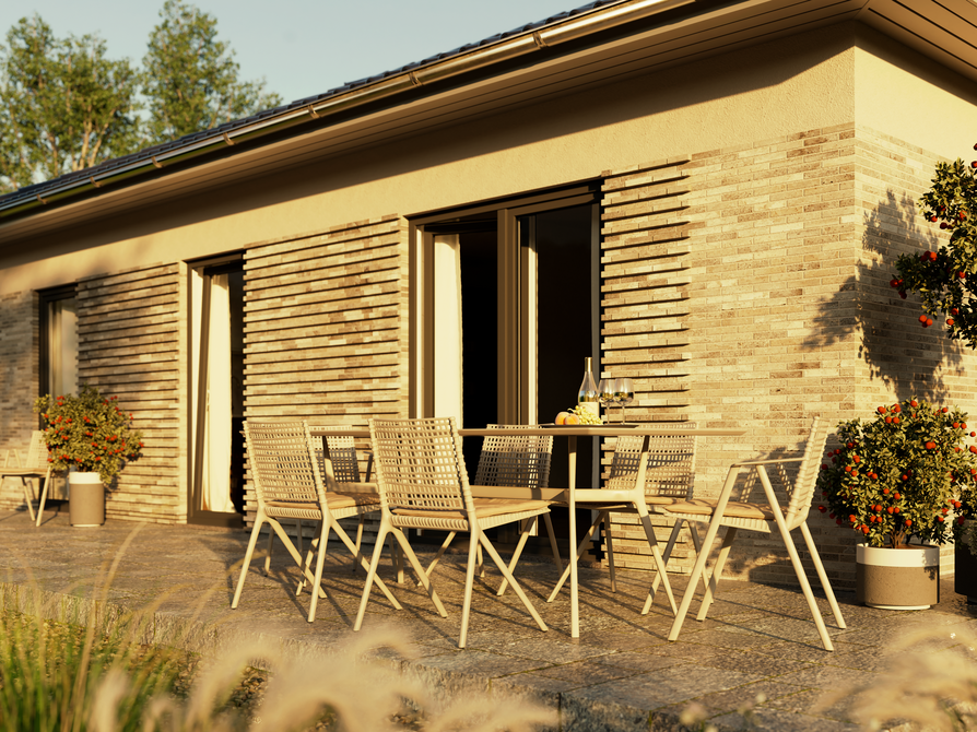 Terrassendetail des Bungalow 78 mit moderner Putz- und Strukturfassade Detailansicht der Terrasse am Bungalow 78 mit harmonischem Materialmix aus heller Putzfläche und strukturierter Fassadenoptik, aufgenommen bei Tageslicht.