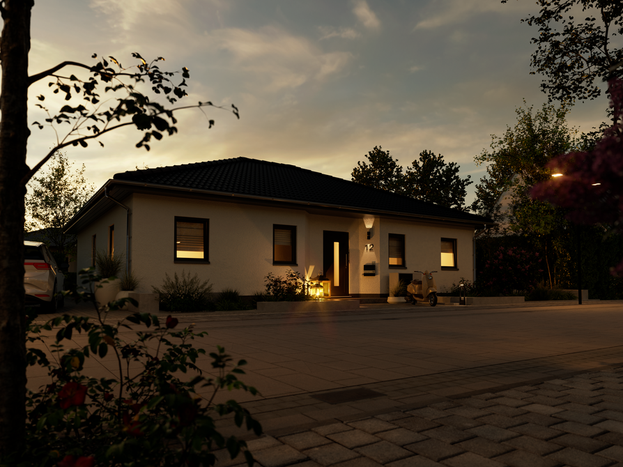 Winkelbungalow 108 – Eingangsbereich bei Abenddämmerung Straßenansicht des Winkelbungalow 108 bei untergehender Sonne mit beleuchtetem Eingangsbereich, Vorgarten und Hausnummer 12.