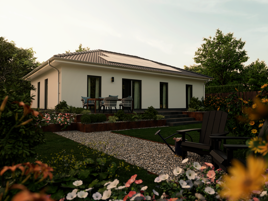 Bungalow 110 vom Garten aus gesehen mit großzügiger Fensterfront, moderner Architektur und PV-Anlage