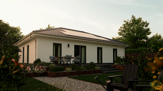 Offener Bungalow 110 mit großzügiger Fensterfront Gartenansicht vom Bungalow 110 mit offener Architektur und moderner Terrasse