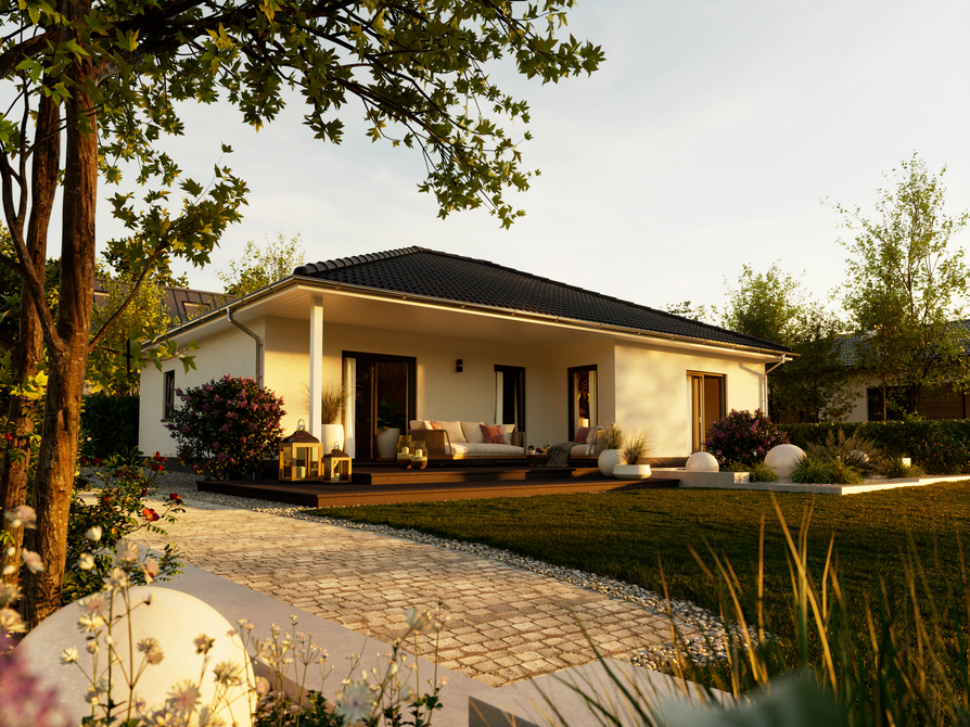 Winkelbungalow 108 – Gartenansicht mit geschützter Terrasse Gesamtansicht des Gartens vom Winkelbungalow 108 mit überdachter Terrasse im Winkel, großer Rasenfläche und üppiger Bepflanzung.