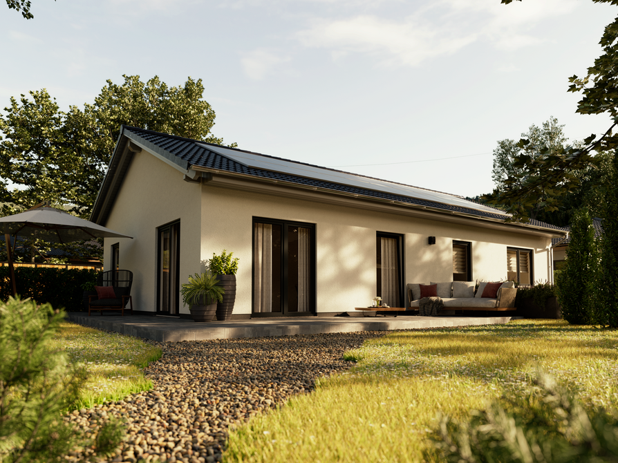 Bungalow 100 – Rückansicht mit Terrasse für entspannte Stunden im Grünen Gartenansicht des Bungalow 100 mit überdachter Terrasse, großen Fensterelementen und gemütlichem Sitzbereich inmitten gepflegter Natur.