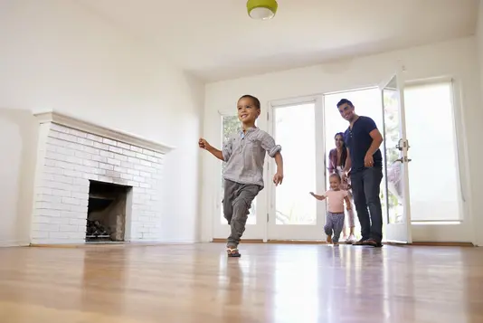 Familie rennt in ihr neues Zuhause